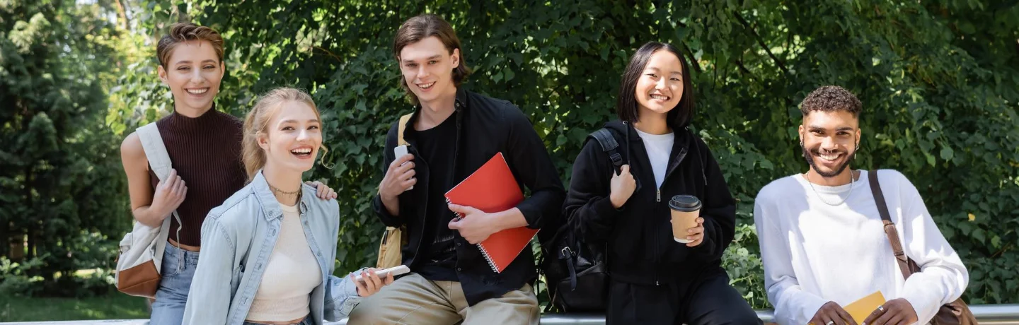 Wesoła grupa studentów 